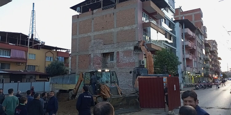 Temel kazısı sırasında bitişikteki 4 katlı binada çökme meydana geldi