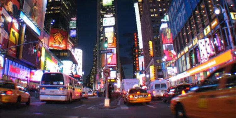 Times Meydanı'nda bir kişi ateşe verildi