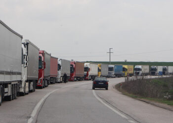 Hamzabeyli Sınır Kapısı'nda 13 kilometre TIR kuyruğu oluştu