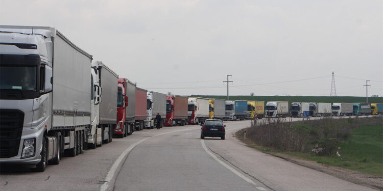 Hamzabeyli Sınır Kapısı'nda 13 kilometre TIR kuyruğu oluştu