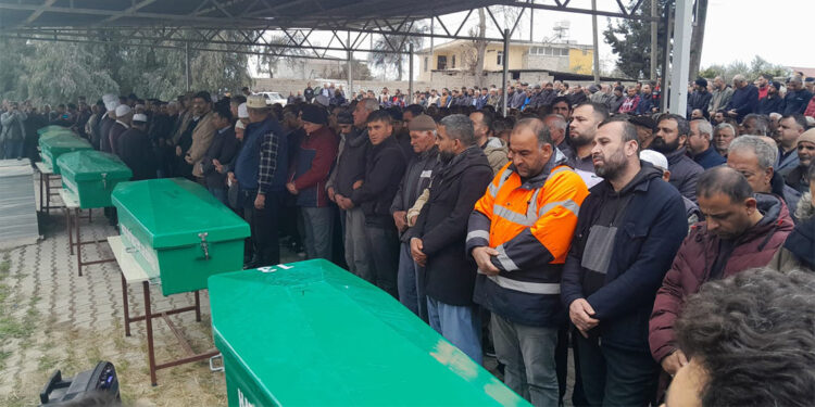 TIR'a çarpan minibüste ölen 6 işçi toprağa verildi