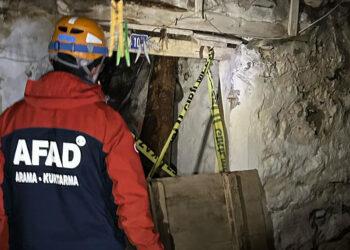 Evin toprak tavanı çöktü, 3 kişi enkaz altında kaldı