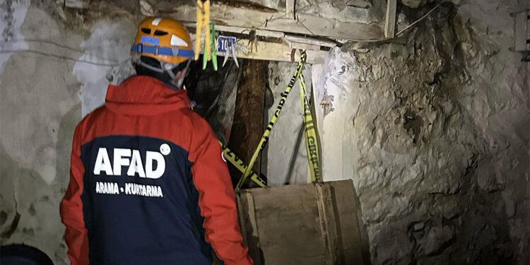 Evin toprak tavanı çöktü, 3 kişi enkaz altında kaldı