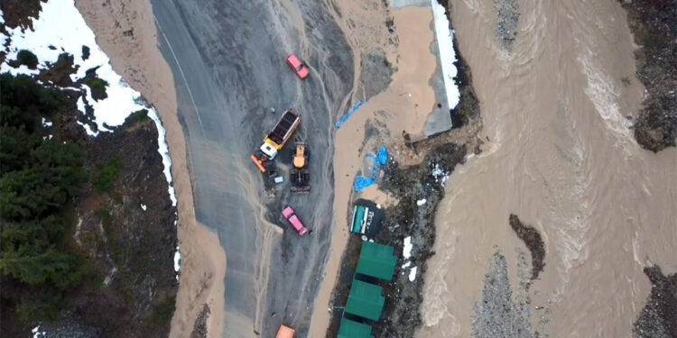 Trabzon'da dere taştı; kara yolu ile alabalık tesisini su bastı