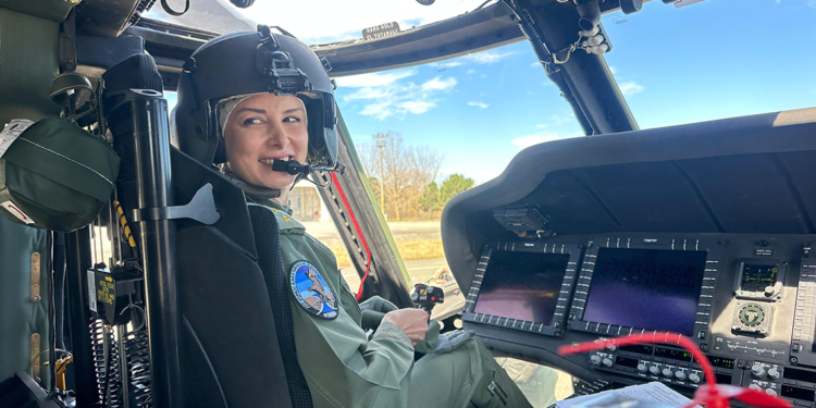 TSK'nın kadın pilotları helikopterlerle görevden göreve koşuyor