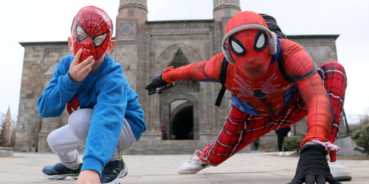 Türkiye'yi gezen Örümcek Adam, Erzurum'da