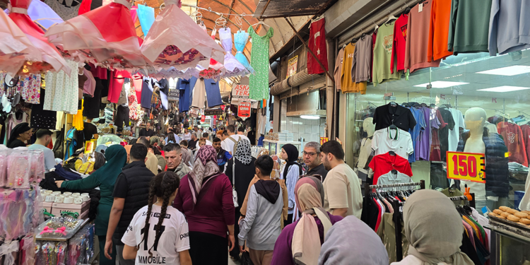 Tarihi Uzun Çarşı'da Ramazan Bayramı yoğunluğu