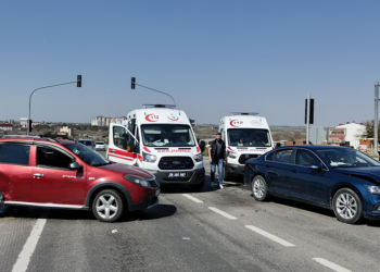 Tekirdağ'da 2 otomobil çarpıştı; 5 yaralı