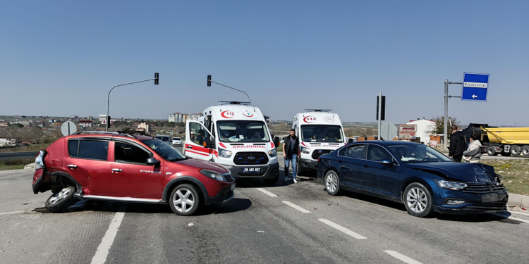 Tekirdağ'da 2 otomobil çarpıştı; 5 yaralı