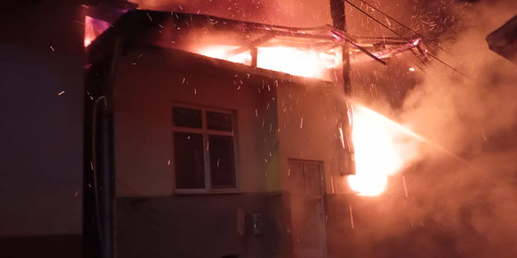 Tokat'ta çıkan yangında 3 ev kullanılamaz hale geldi
