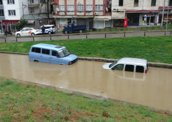 Trabzon'da sağanak; araçlar suya gömüldü
