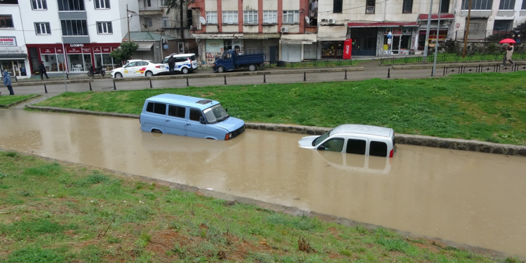 Trabzon'da sağanak; araçlar suya gömüldü