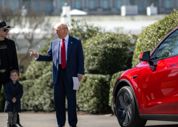 Trump, Elon Musk'a destek için Tesla satın aldı