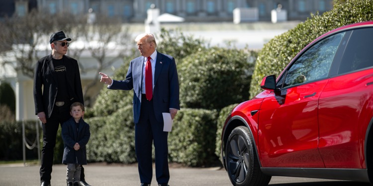 Trump, Elon Musk'a destek için Tesla satın aldı
