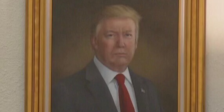 Trump, beğenmediği portresinin kaldırılmasını talep etti