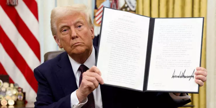 Trump, otomobil ithalatına yüzde 25 gümrük vergisi getirdi