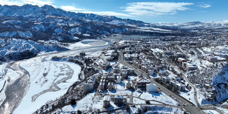 Tunceli'de kar yağışı; 131 köy yolu ulaşıma kapandı