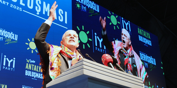 Türkiye'deki yargı kılıcını siyasetin üzerinde sallayamazsınız