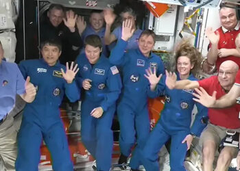 Uzayda mahsur kalan astronotların yerine geçecek ekip istasyona ulaştı