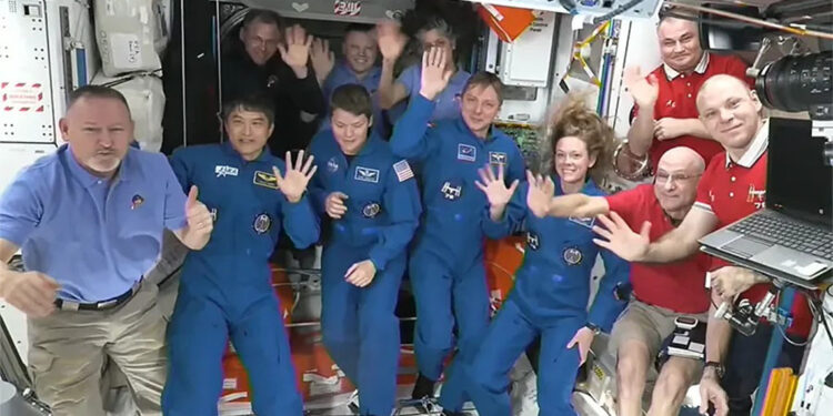 Uzayda mahsur kalan astronotların yerine geçecek ekip istasyona ulaştı