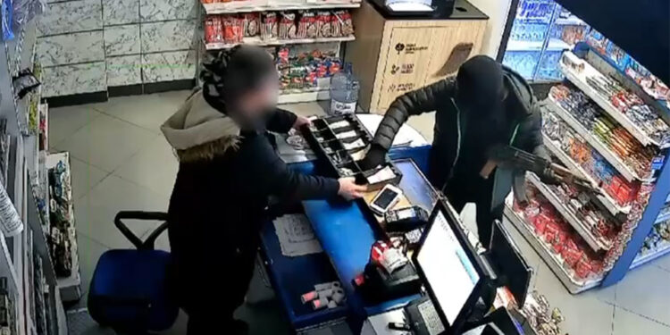 Uzun namlulu oyuncak silahla soygun yaptı