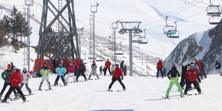 Üniversiteli gençler, Palandöken'de kayak heyecanını yaşadı