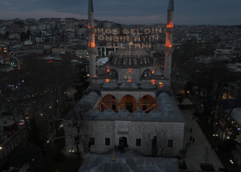 Üsküdar'da çifte ezan geleneği yaşatılıyor