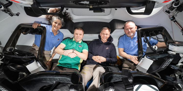 Uzayda mahsur kalan astronotların Dünya'ya dönüş yolculuğu başladı