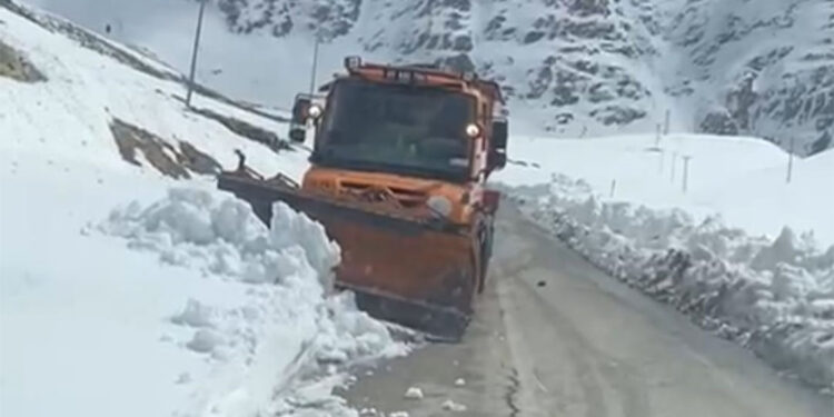 Van-Bahçesaray kara yolu 5 ay sonra ulaşıma açıldı