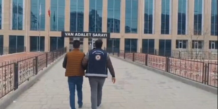 Van'da göçmen kaçakçılarına operasyon