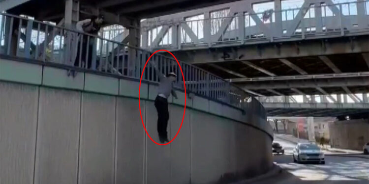 Video uğruna üst geçidin altından geçmeye çalışırken düşüp 2 bacağını kırdı