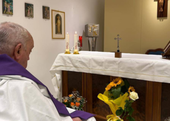 Vatikan, Papa Franciscus'un hastanede çekilen fotoğrafını paylaştı
