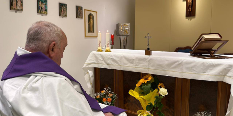 Vatikan, Papa Franciscus'un hastanede çekilen fotoğrafını paylaştı