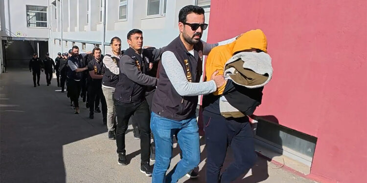 2 milyon doları kripto paraya çevirip yurt dışına kaçırmışlar