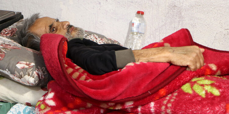 Yatalak hasta tek başına yaşam savaşı veriyor