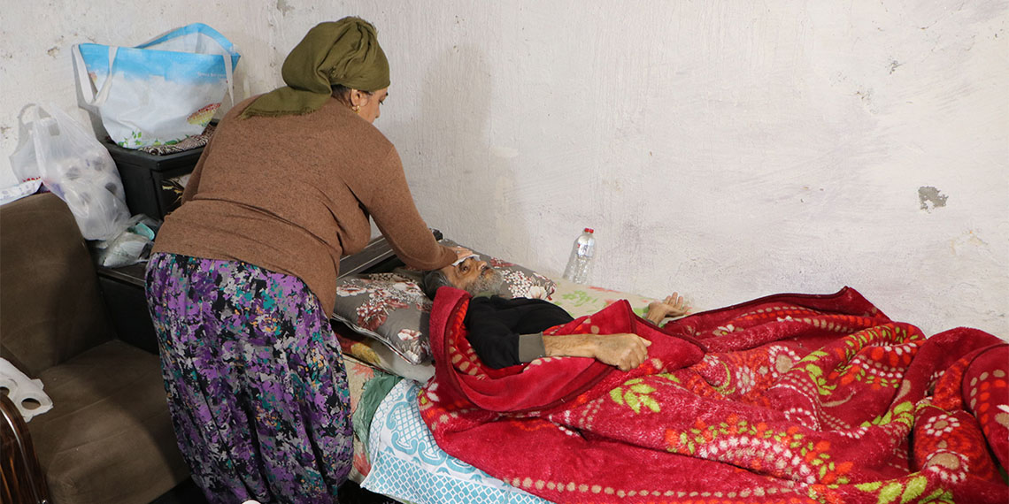 Adana'nın Yüreğir ilçesindeki Sinanpaşa Mahallesi'nde ablasıyla birlikte bir gecekonduda yaşayan yatalak hasta tek başına yaşam savaşı veriyor