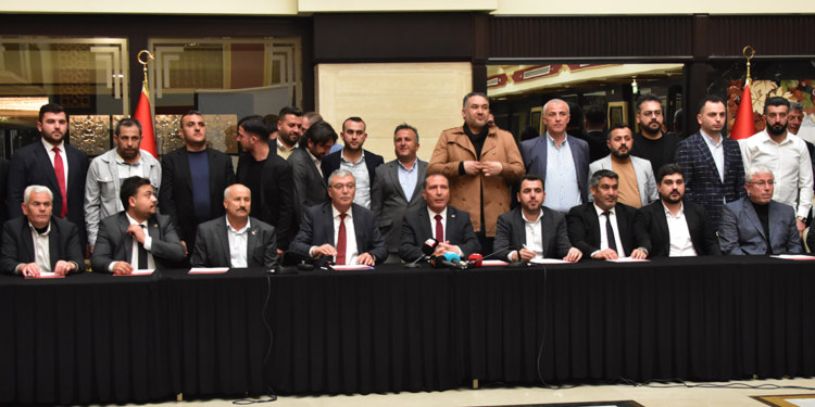 YRP'li 2 ilçe belediye başkanı partilerinden istifa etti