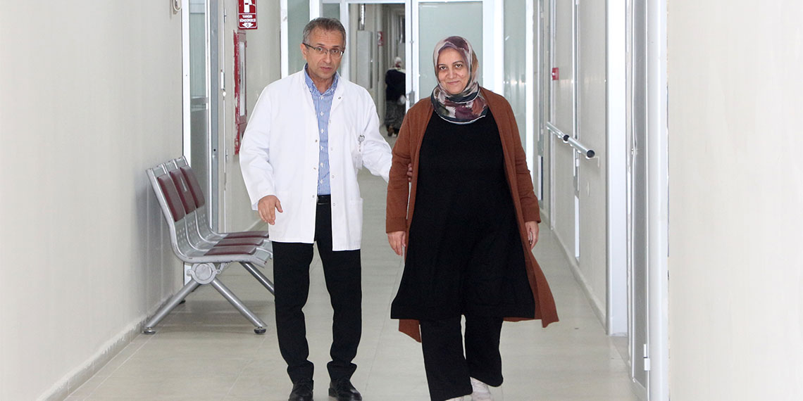 Yürüme bozukluğu nedeniyle adım atamaz hale gelen Havva Ceylan (53) 'proloterapi' ile ayağa kalktı.