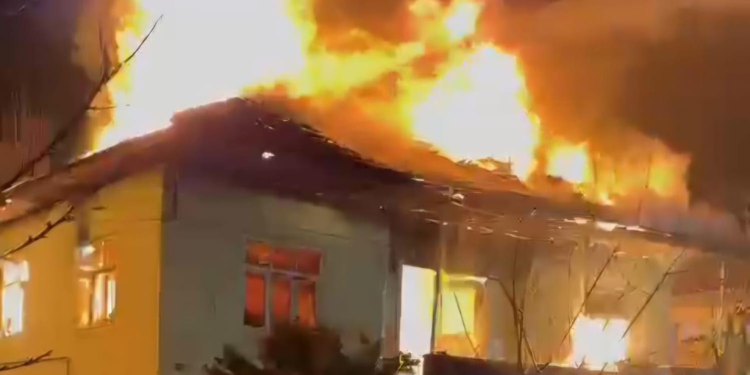 Yakınlarına iftara giden ailenin evi yandı