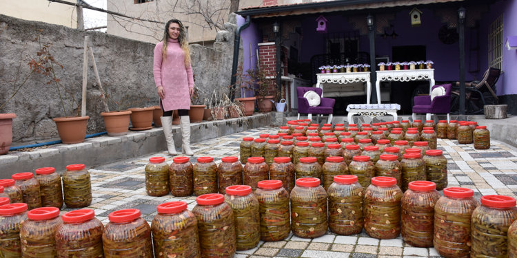 Yaptığı organik turşular çok beğenilince, ticaretine başladı