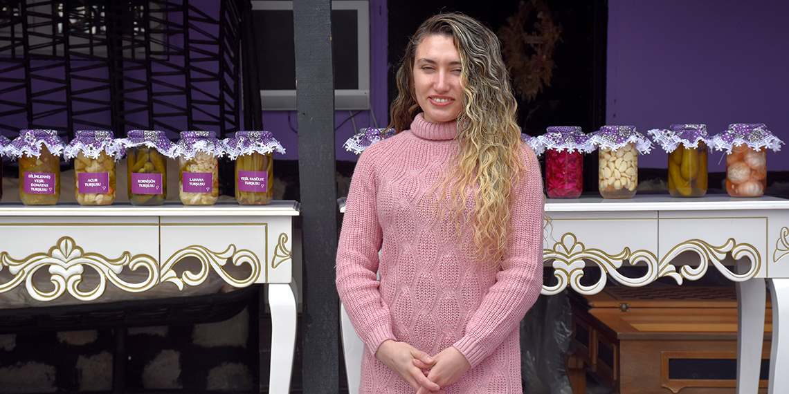 Yaptığı organik turşular çok beğenilince, ticaretine başladı