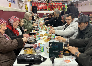Yaşlılar, okul sıralarında öğretmenlerle iftar yaptı