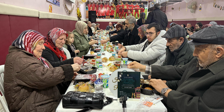 Yaşlılar, okul sıralarında öğretmenlerle iftar yaptı