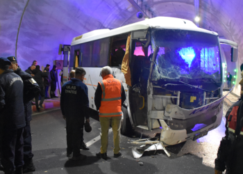 Yolcu midibüsü tünelde TIR'a çarptı: 14 yaralı