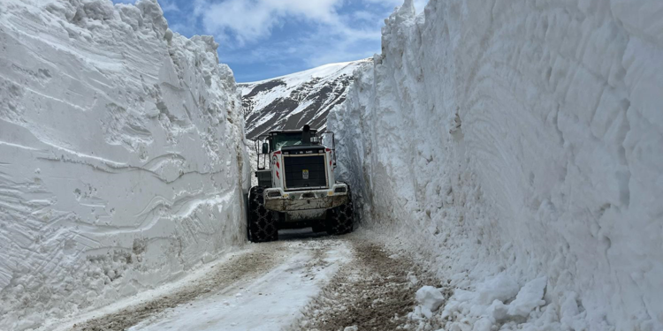 Yüksekova'da 5 metreyi aşan karla mücadele