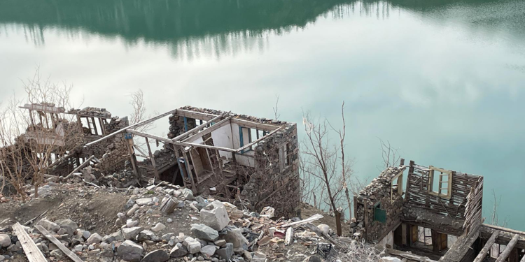 Yusufeli'de enerji üretimi sürerken, baraj suyu 60 metre çekildi