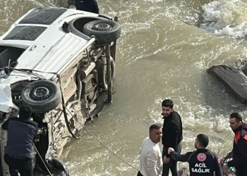 Zap Suyu'na düşen hafif ticari aracın sürücüsü öldü, oğlu yaralı