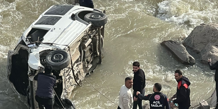 Zap Suyu'na düşen hafif ticari aracın sürücüsü öldü, oğlu yaralı