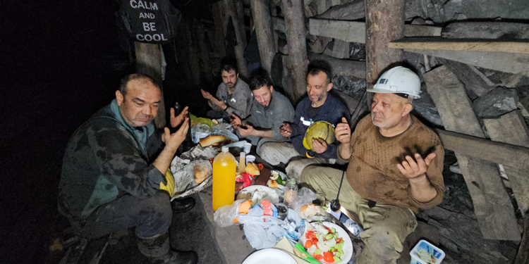 Zonguldak'ta madenciler ilk sahuru, yerin 120 metre altında yaptı