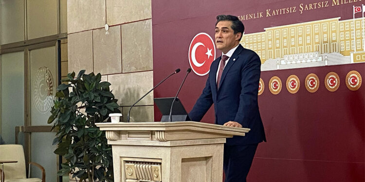 Buğra Kavuncu'dan 'postalsız bir darbe girişimi' benzetmesi